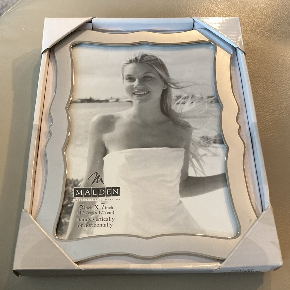 NWOT - Malden®  International Designs Silver Scalloped Edge 5 x 7 Picture Frame